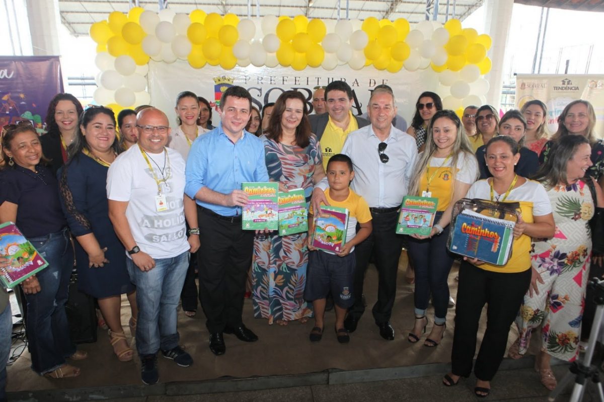 Entrega de materiais didáticos marca a ampliação da parceria entre a Editora Opet e o município de Sobral